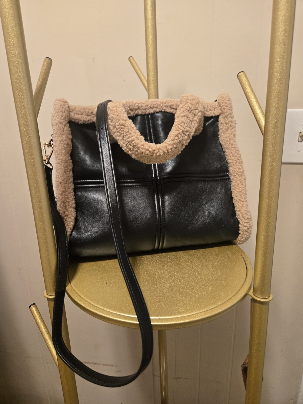 Urban Expressions Cheviot Tote Mixed Sherpa & Vegan Leather Blk